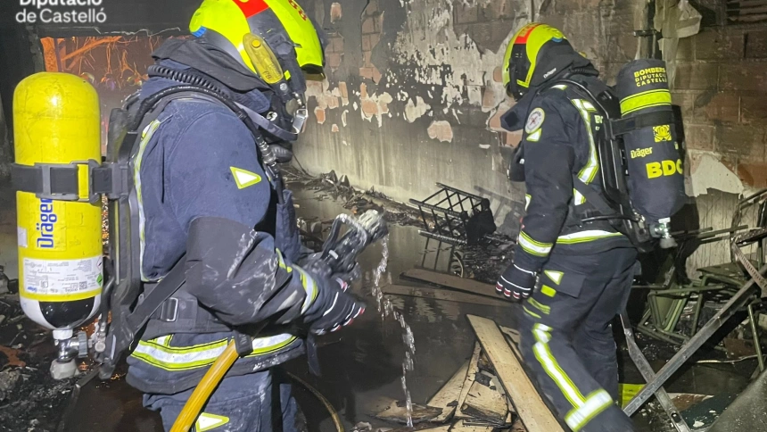 Bomberos de Castellón trabajan en el incendio de una vivienda