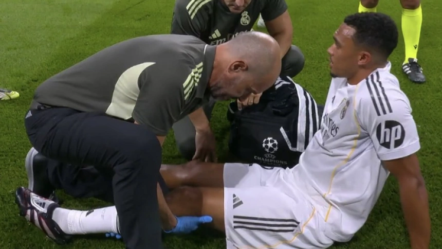 Manuel Arroyo asiste al jugador del Real Madrid Trent Alexander-Arnol