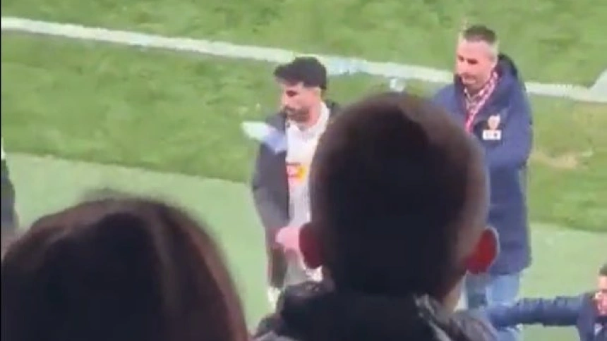 Momento del botellazo a Cömert en el Valencia-Levante