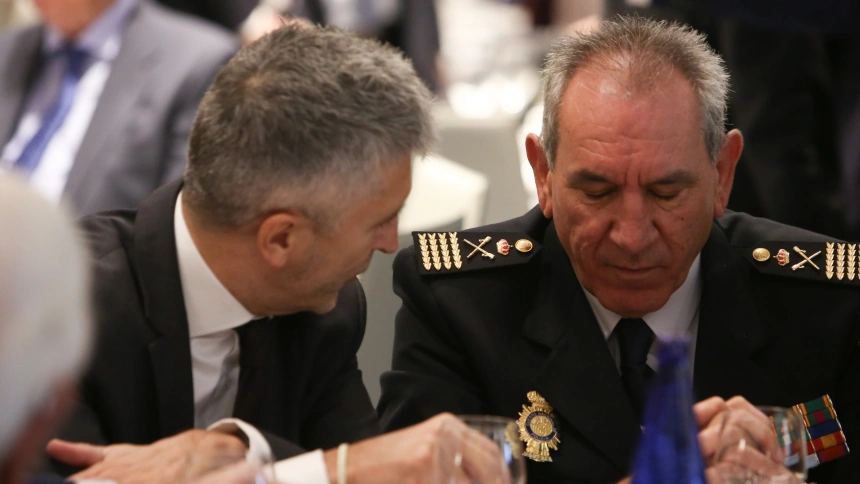 El ministro de Interior, Fernado Grande-Marlaska (izquierda) habla con el DAO de la Policía Nacional, José Ángel González