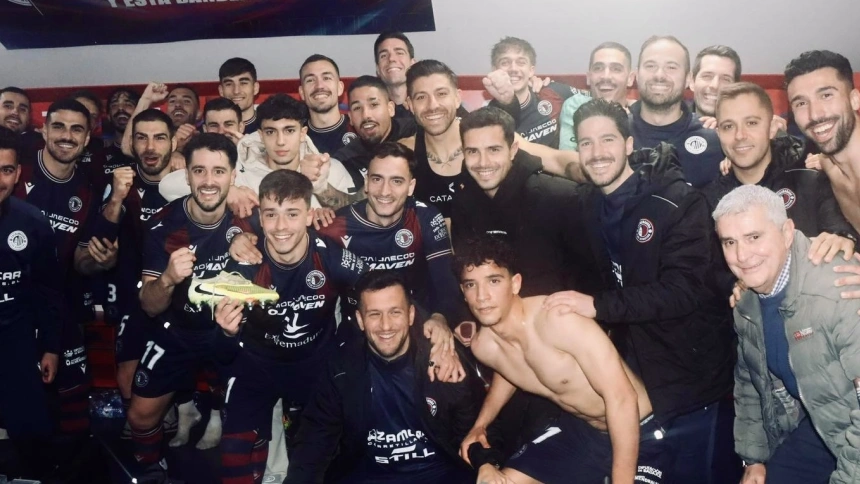La plantilla del Extremadura celebra el triunfo ante el Atlético Antoniano