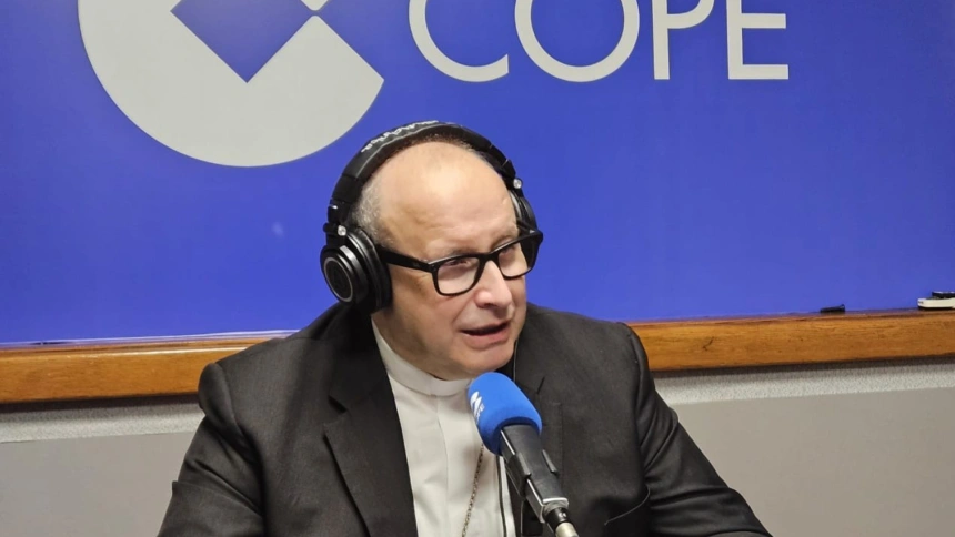 El obispo de Málaga visita la COPE