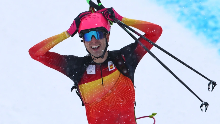 Oriol Cardona celebra su histórica medalla de oro en los Juegos Olímpicos de Milán-Cortina d'Ampezzo.
