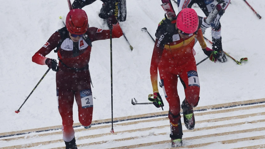Jon Kistler (izq.) de Suiza y Oriol Cardona Coll (der.) de España en acción durante el Sprint Masculino de las competiciones de Esquí de Montaña en los Juegos Olímpicos de Invierno Milano Cortina 2026