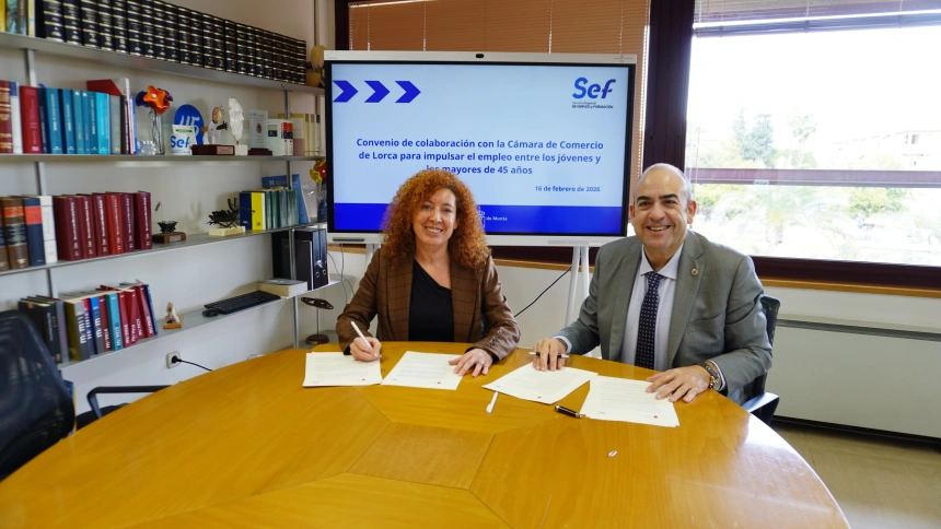 La directora del SEF y el presidente de la Cámara de Lorca sellan el acuerdo de colaboración