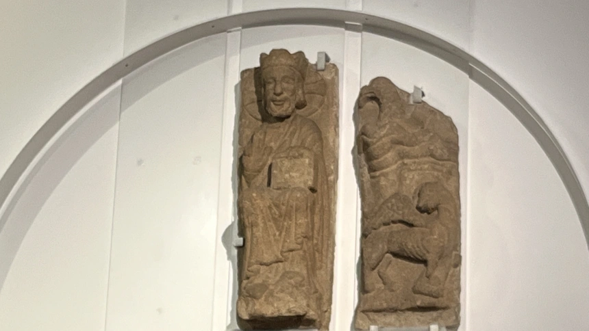 Estatuas del Monasterio de Carboeiro expuestas en el Museo de las Peregrinaciones