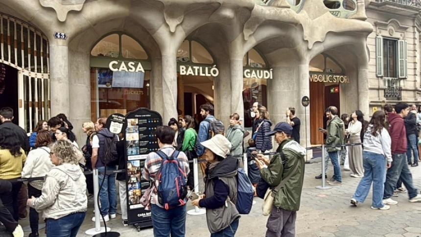 Imagen de turistas en Barcelona, en uno de los puntos turisticos de la ciudad