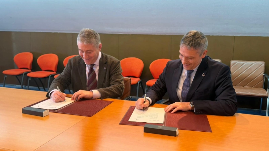 Firma del convenio entre el rector de la UDC, Ricardo Cao, y el CEO de la compañía, Antonio José Llago