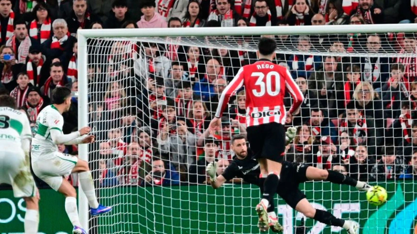 El delantero portugués del Elche tuvo que repetir su penalti al dar dos toques al balón.