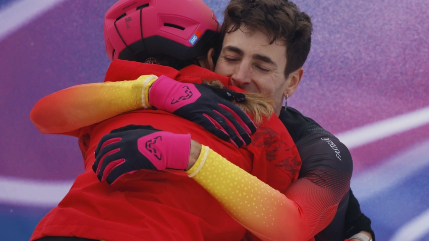 Ana Alonso y Oriol Cardona se abrazan tras conquistar el bronce en los Juegos Olímpicos.