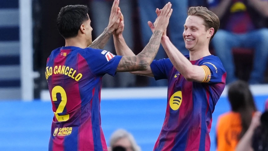 Cancelo y De Jong celebran el gol de Barcelona ante el Levante