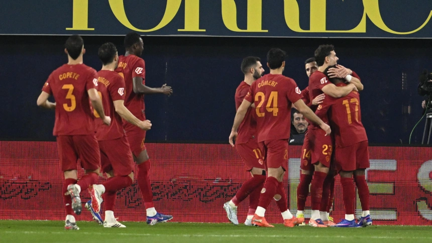 El Valencia celebra el gol de Ramazani al Villarreal