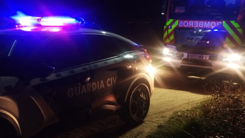 Bomberos y guardia civil en la zona