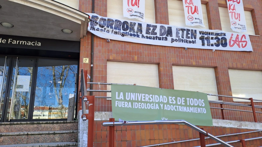 Pancartas en la facultad de Farmacia en la EHU, campus de Álava