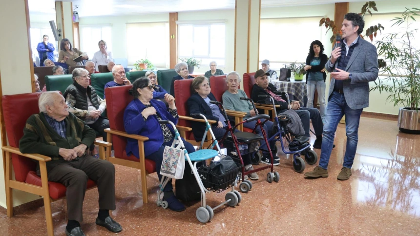 El delegado de la Xunta en Lugo se desplazó a la residencia de As Gándaras para explicarles el proyecto de reforma a los usuarios