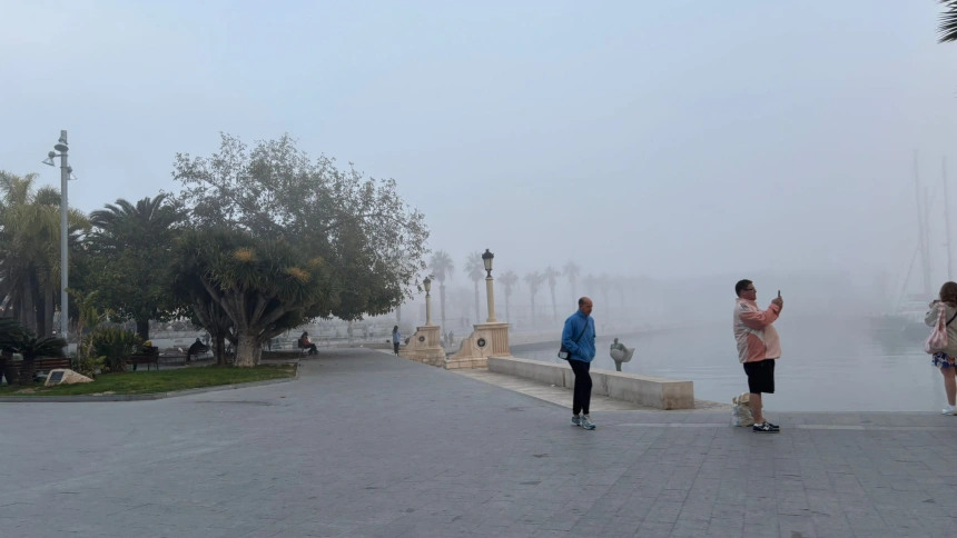 La niebla se adueñó de Alicante este lunes por la tarde.