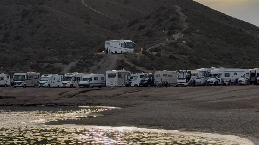 Autocaravanas junto a la orilla de la playa en Águilas