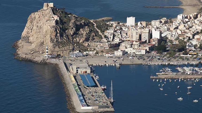 Vista aérea del puerto pesquero de Águilas junto al castillo