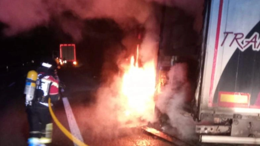 Los bomberos sofocan el fuego en el camión en la A52 en Zamora