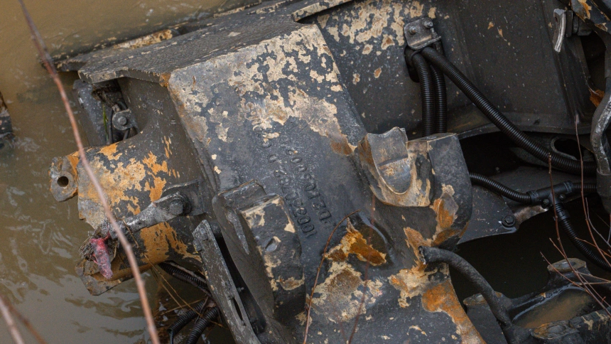 (Foto de ARCHIVO)Un 'bogie' perteneciente a uno de los ejes de los trenes accidentados en Adamuz continúa estancado en una arroyo cercano al lugar del suceso, a 24 de enero de 2026 en Adamuz (Córdoba, Andalucía, España). Un bogie perteneciente a uno de los trenes accidentados el pasado domingo 18 de enero en la localidad cordobesa de Adamuz. La pieza tiene un peso aproximado de 10 toneladas, lo que dificulta su traslado y continúa en un arroyo aproximadamente a 300 metros de las vías de tren donde ocurrió el accidente. Para la Guardia Civil, "es una de las cientos de evidencias que se están recopilando en el lugar".Guillermo Morales / Europa Press24/1/2026