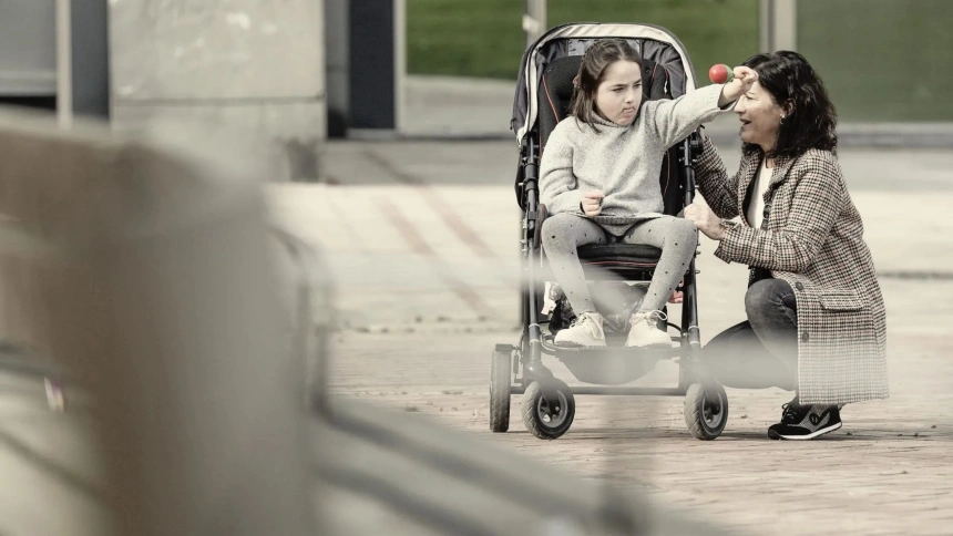 Maite Villabeitia con su hija June, que padece una enfermedad rara