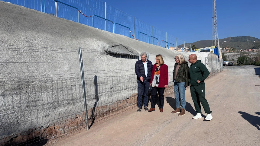 El derrumbe del muro del estadio Escribano Castilla de Motril, destapa un relleno de "ciencia ficción"