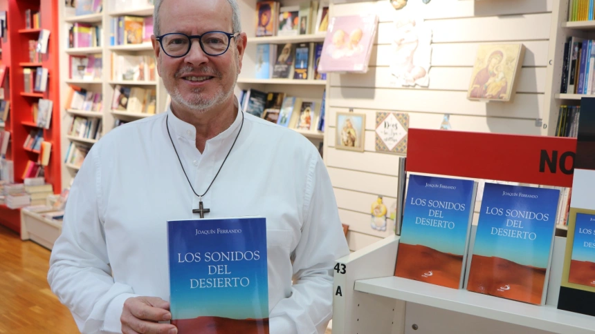 Kini Ferrando junto a su último libro