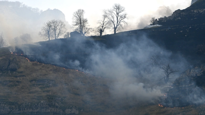 Foco activo durante las labores de extinción de un incendio en Merilla, a 25 de febrero de 2026, en Merilla, Cantabria (España)