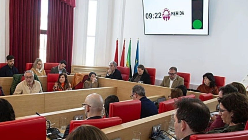 Osuna saca adelante los presupuestos de Mérida con la abstención de Unidas y Por Mérida y el 'no' de PP y Vox