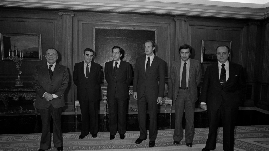 (Foto de ARCHIVO)MADRID - 25 DE FEBRERO DE 1981: Audiencia del Rey Juan Carlos I en el Palacio de la Zarzuela para analizar las consecuencias del frustrado golpe de Estado. Foto del Rey con los políticos: Santiago Carrillo (PCE), Agustín Rodríguez Sahagún (UCD), Adolfo Suárez (UCD), el Rey Juan Carlos I; Felipe González (PSOE); y Manuel Fraga Iribarne (AP).,Image: 768407365, License: Rights-managed, Restrictions: , Model Release: no, Credit line: Archivo Europa Press / Europa Press / ContactoPhotoEditorial licence valid only for Spain and 3 MONTHS from the date of the image, then delete it from your archive. For non-editorial and non-licensed use, please contact EUROPA PRESS.Archivo Europa Press / Europa Press / ContactoPhoto24/2/1981