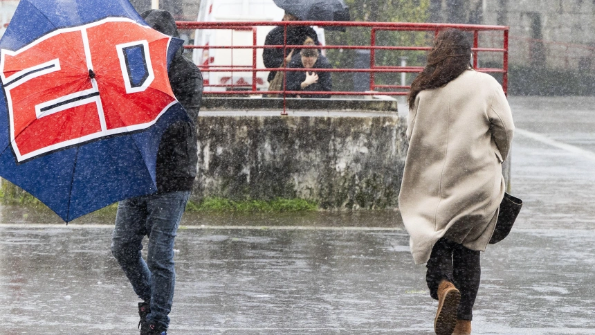 Lluvia intensa en una calle de Vigo