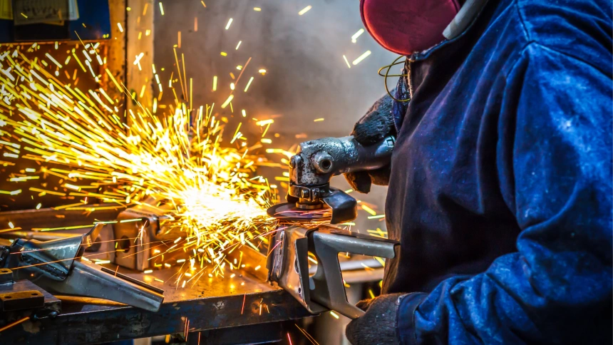 Foto de archivo de un operario trabajando en el sector del metal