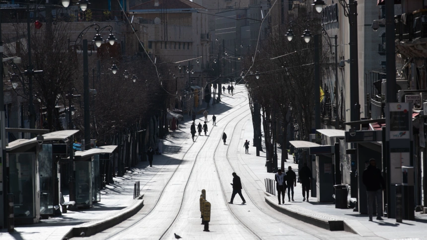 La gente camina por una calle tras escuchar el sonido de una sirena en Jerusalén el 28 de febrero de 2026.