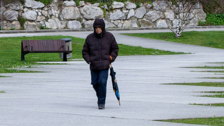 Un viandante pasea por Santander, fotografía de archivo