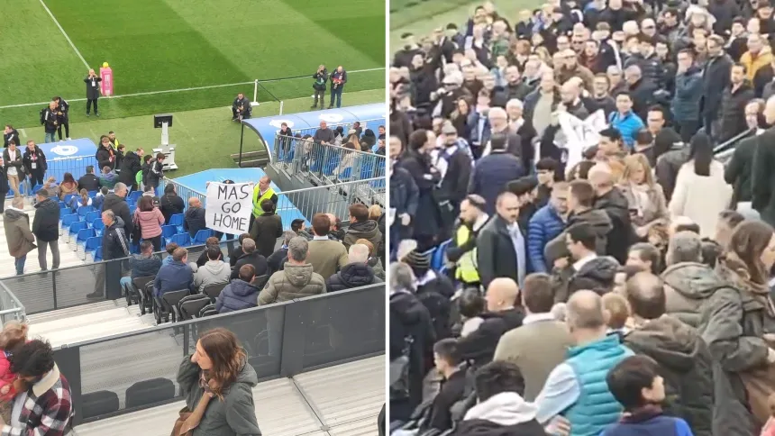 Un aficionado mostrando una pancarta con el lema 'Mas Go Home'