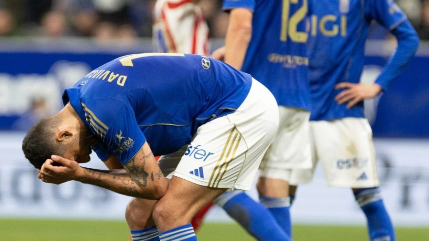 Los jugadores del Oviedo lamentan el gol de Julián Álvarez en el descuento
