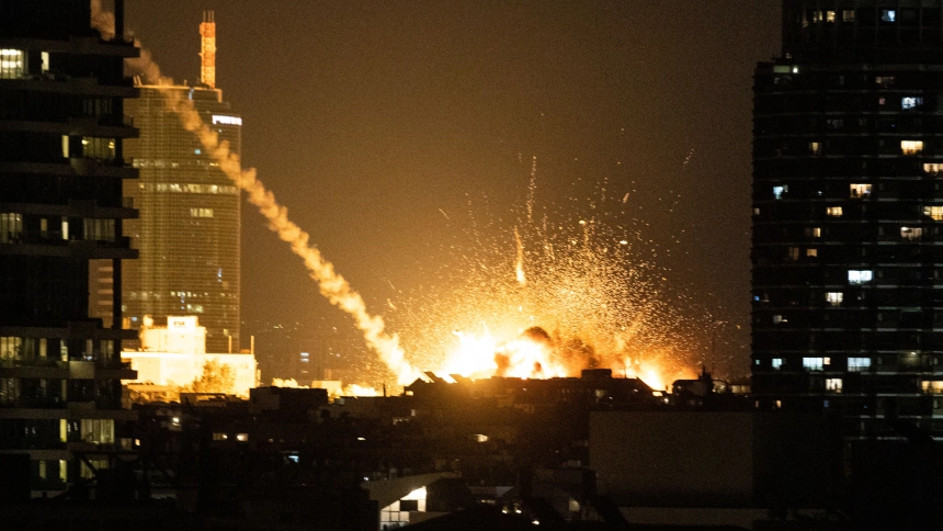 Esta foto tomada el 28 de febrero de 2026 muestra una explosión en el centro de Tel Aviv, Israel.