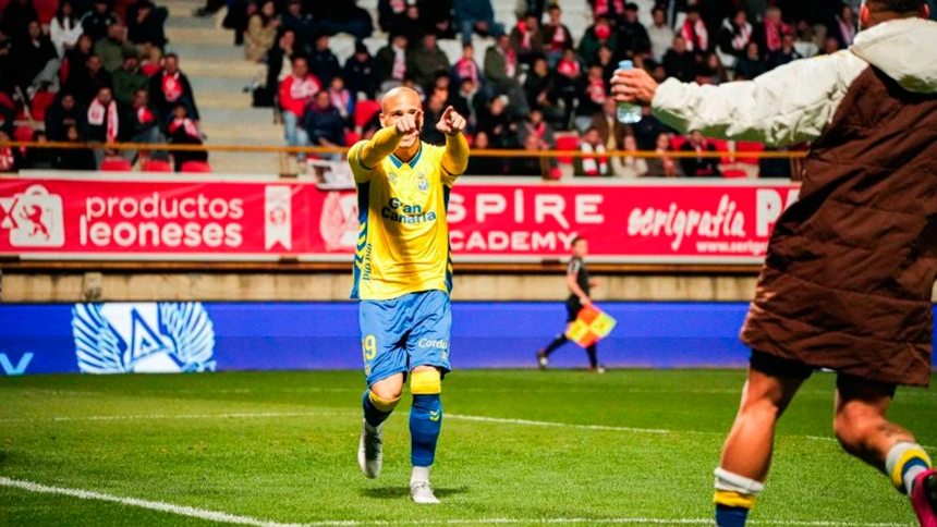 La UD Las Palmas celebra uno de los tres goles marcados en el Reyno de León