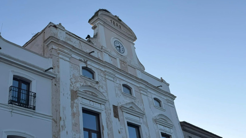 El 'Cañonazo' de la Guerra Civil revive en la fachada del Ayuntamiento de Mérida