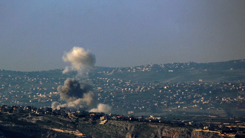 El humo de un ataque aéreo israelí se eleva desde supuestas posiciones proiraníes de Hezbolá en la aldea de Dier Siran, en el sur del Líbano