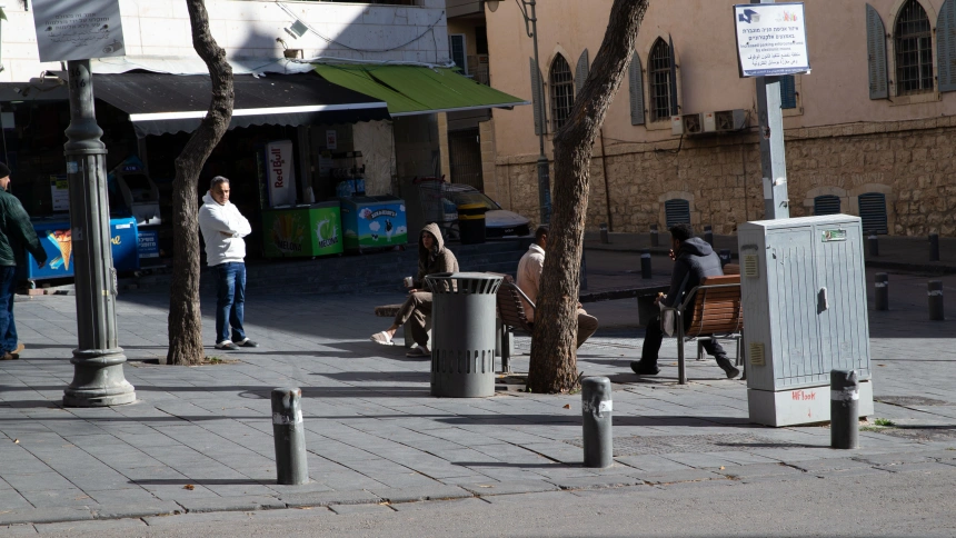 Se ven personas cerca de un refugio de defensa civil en Jerusalén el 28 de febrero de 2026