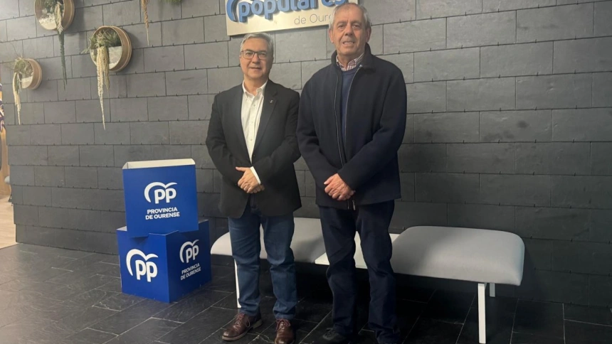 El presidente del PP en Ourense, Luis Menor, da la bienvenida a Julián Pardinas