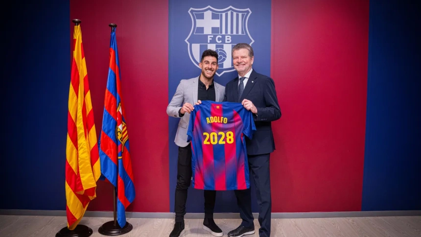 Adolfo y el directivo Joan Sole tras la firma de renovación