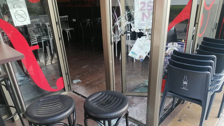 El cristal por el que accedieron los ladrones al local