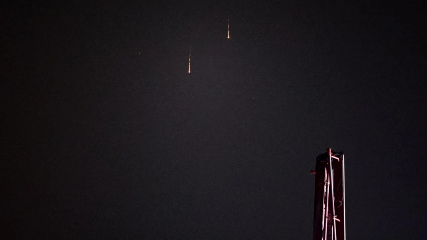 Chispas y humo de una aparente interceptación de misiles en el cielo sobre Dubái, en la madrugada del 1 de marzo de 2026