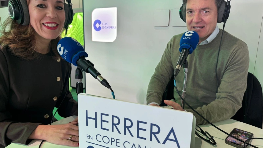 Jessica de León, Consejera de Turismo del Gobierno de Canarias junto a Roberto González