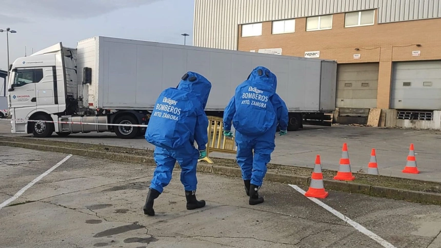Los bomberos de Zamora, en la zona donde se produjo el vertido