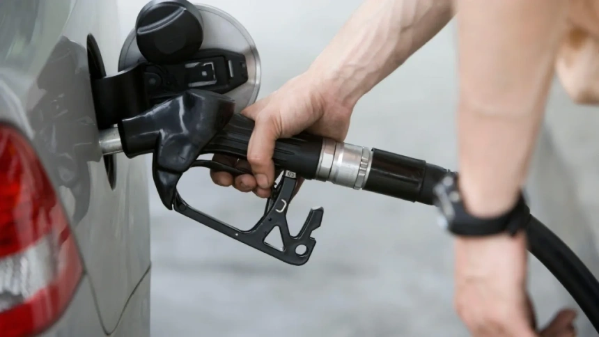 Conductores previsores ante la posible subida de los carburantes llenan los depósitos de sus coches