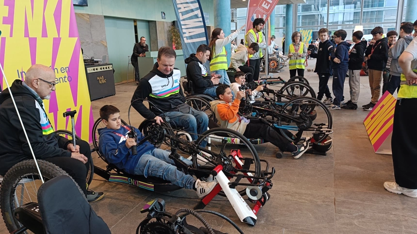 Escolares conocen la práctica de la bicicleta adaptada