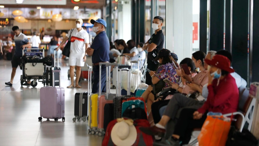 Pasajeros esperando en un aeropuerto en Vietnam